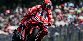 Marquez domina anche in Austria, Bezzecchi sul podio. Crolla Bagnaia