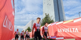 Vuelta, la passerella delle 23 squadre nel cuore di Torino