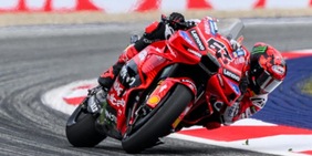 Marquez domina anche in Ungheria: Acosta e Bezzecchi sul podio. Bagnaia, niente impresa: è 9º