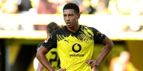 Jobe Belligham sostituito e genitori furiosi col ds negli spogliatoi: Borussia Dortmund, caos e divieti