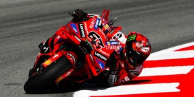 Alex Marquez trionfa al Montmelo davanti a Marc. Terzo Bastianini. Bagnaia: niente miracolo