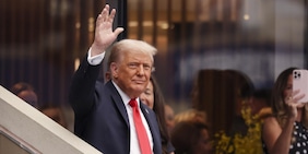 Trump è arrivato all'Arthur Ashe Stadium per Sinner-Alcaraz: saluti e sorrisi prima della finale