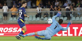 Super Audero salva la Cremonese: pari a Verona. Esordio Vardy