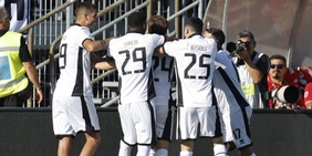 Colpo Cesena a Venezia, agganciato il Palermo in vetta. Spezia, che tonfo in casa. La Samp sprofonda, Modena ok