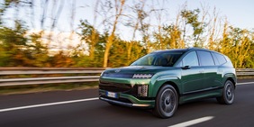 Hyundai IONIQ 9: l'ammiraglia elettrica che unisce design futuristico e comfort da salotto viaggiante