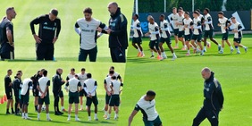 Tudor a colloquio con Locatelli e il suo staff. Juve pronta per il Villarreal: la rifinitura