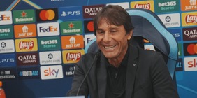 Conte: "Napoli dominante col Milan. De Bruyne, patti chiari". Poi il siparietto: "Parlate ora"