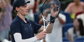 Il nuovo Sinner vince con facilità, Musetti batte Comesana e lo spia