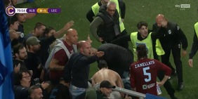 Paura e tragedia sfiorata in Serie C: tifosi cadono in campo, partita sospesa