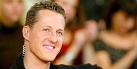 Schumacher, il segnale che fa sperare: “Ha firmato un casco. Forse sta un po’ meglio”