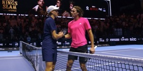 Sinner travolge Tsitsipas, esordio senza storia al Six Kings Slam: ora Djokovic