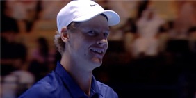 Sinner incontenibile, Djokovic dominato: è finale con Alcaraz al Six Kings Slam