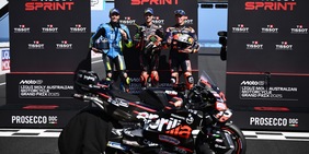 Bezzecchi è la luce Aprilia. La Ducati finisce al buio