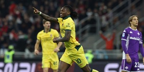 Il Milan ribalta la Fiorentina, Leao doppietta show a San Siro: Allegri batte Pioli e vola in vetta!