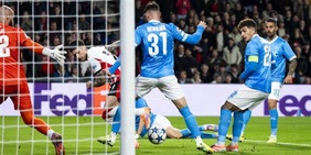 Napoli annientato, il Psv ne fa sei: McTominay non basta a Conte. Psg, Barcellona e Arsenal esagerano