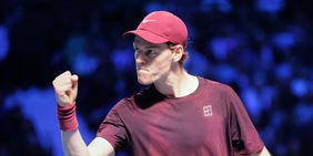 Sinner inizia la rincorsa ad Alcaraz, battuto Bergs all'esordio a Parigi: ecco chi sfida agli ottavi