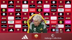 Incredibile, un gatto interrompe la conferenza a Trigoria. Gasperini se la ride: "Mitico..."