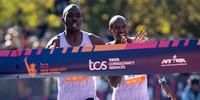 Daniele Meucci che gara a New York Marathon a 40 anni. Volata al fotofinish per la vittoria