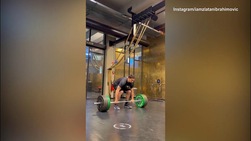 Ibrahimovic solleva i pesi come un campione