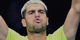 Alcaraz suda e batte a fatica a Fritz. Ora restare numero 1 è a un passo: sfida con Musetti decisiva