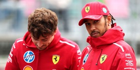Ferrari, Leclerc ed Hamilton ubbidiscono dopo le dure critiche di Elkann. Ma Lewis è un caso