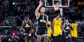 Virtus imbattibile: pokerissimo in casa. Ma che caos fuori!