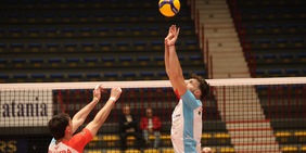 Pazza Catania, va sotto 0-2, poi batte la capolista al tie break