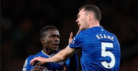 Schiaffi tra compagni, follia in Manchester United-Everton: l’espulsione surreale è già storia