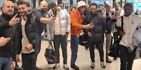 Juve, i giocatori in partenza tra abbracci e selfie dopo la vittoria Champions contro il Bodo Glimt