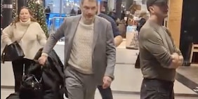 "Compra due giocatori buoni", la frase urlata a Comolli dal tifoso Juve in aeroporto a Bodo