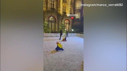 Lady Verratti, giro sulla pista di ghiaccio con...un cagnolino in braccio