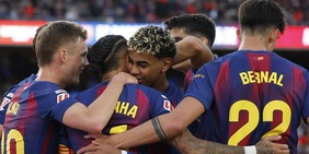 Doppio Olmo e Yamal ribaltano l’Alaves: il Barcellona scavalca il Real in vetta. Ok Atletico, è 3º