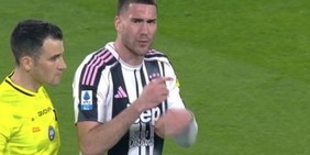 Vlahovic ko, infortunio in Juve-Cagliari: il gesto di dolore e le lacrime