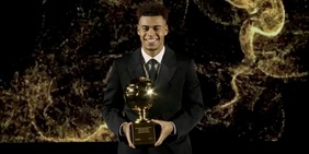 Désiré Doué è il Golden Boy 2025: il momento della premiazione