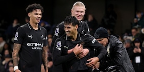 Premier League, manita City col brivido. Romero da attaccante salva il Tottenham