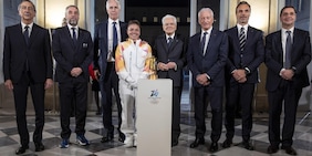 Jasmine Paolini consegna la fiamma olimpica a Mattarella al Quirinale