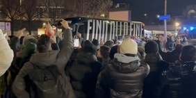 Criminali in azione a Napoli, bottiglia su pullman Juve e tragedia sfiorata