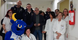 Reale Mutua Basket Torino all’Ospedale Regina Margherita: un incontro di sorrisi e condivisione nel periodo natalizio