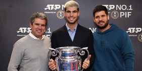 Il duello Alcaraz-Cobolli finisce a sfottò e flessioni. L'eroe della Davis: "Un 2025 magico"