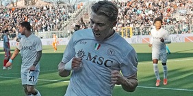 Hojlund trascina il Napoli, doppietta show alla Cremonese: Conte a -1 da Allegri