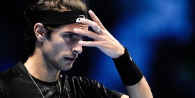 Musetti, che sfortuna: problemi al braccio e ko in finale. A Hong Kong trionfa Bublik