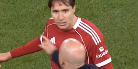 Chiesa incredulo, Slot lo caccia e lui ride: il cambio della rottura col Liverpool, la Juve osserva