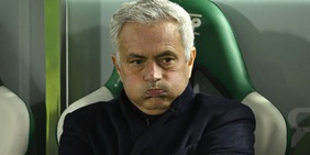 Spalletti cade a Cagliari, Mourinho vince e si scatena prima di Juve-Benfica: "Dico molte sciocchezze ma..."