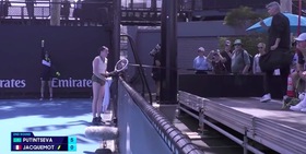 Australian Open surreale, scena mai vista e lite rovente: il coach abbandona la tennista in campo