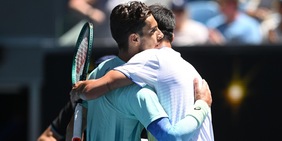 Musetti vince il derby contro Sonego all'Australian Open. Maestrelli battuto da Djokovic, Darderi ok