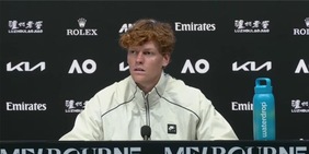 Sinner, "Così non puoi giocare": c'è un caso agli Australian Open, il giudice lo ferma in campo