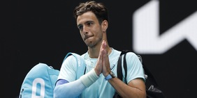 Musetti, che sfortuna: avanti due set a zero ma si fa male e deve ritirarsi! Djokovic in semifinale