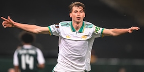 Roma, che fatica in Grecia: Mancini espulso al 15' poi Ziolkowski gol e Gasp agli ottavi. Bologna ai playoff