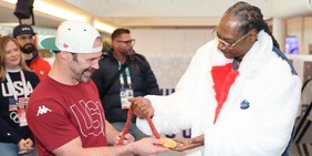 Snoop Dogg al villaggio con gli atleti USA. Baumgartner incontra il suo idolo