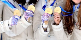 Olimpiadi, Il mistero delle medaglie (s)cadenti: "Non saltate, si è rotta due volte". Cosa sta succedendo